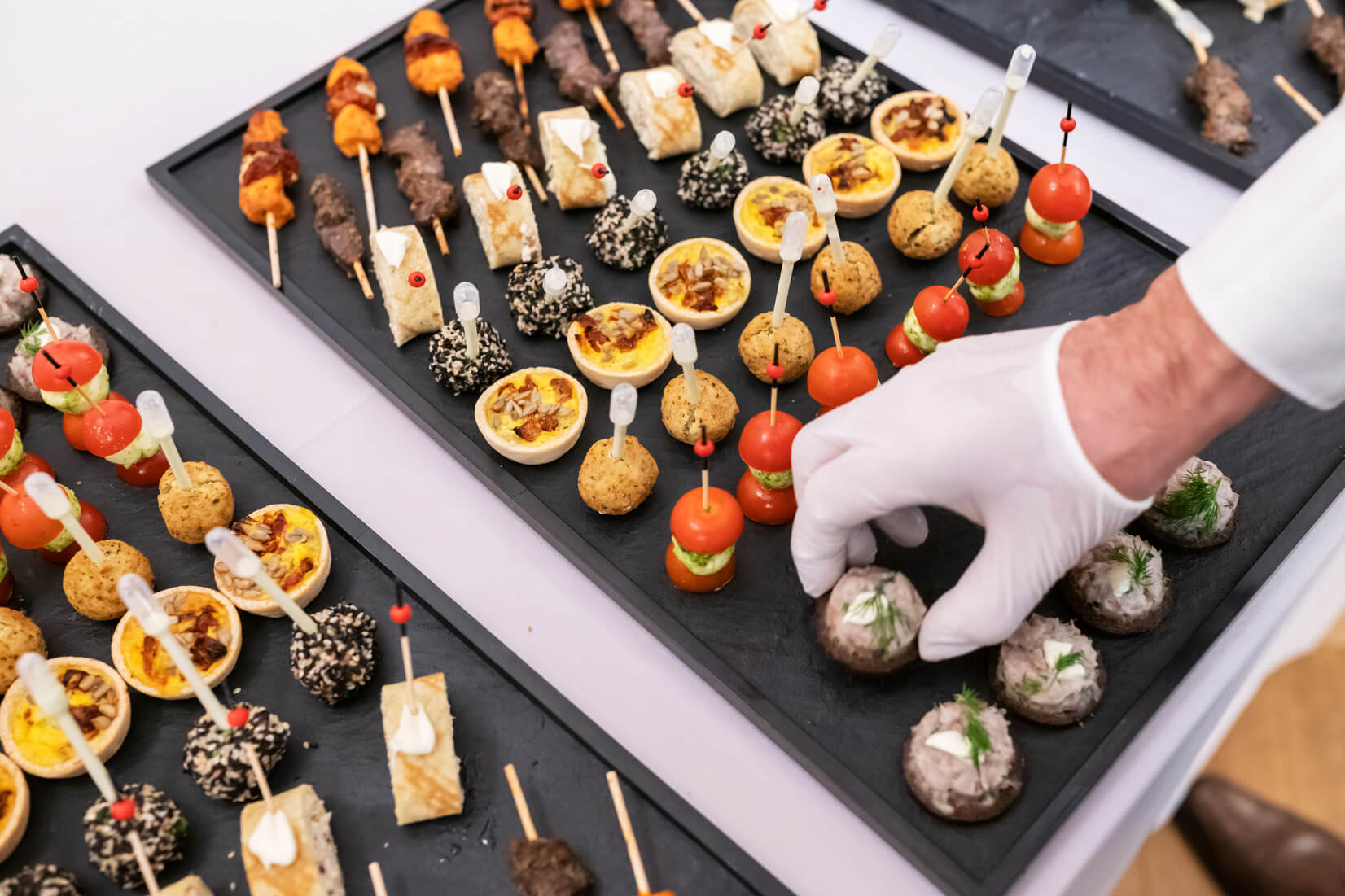 Kochsyndikat-Team beim Anrichten von Fingerfood-Canapés