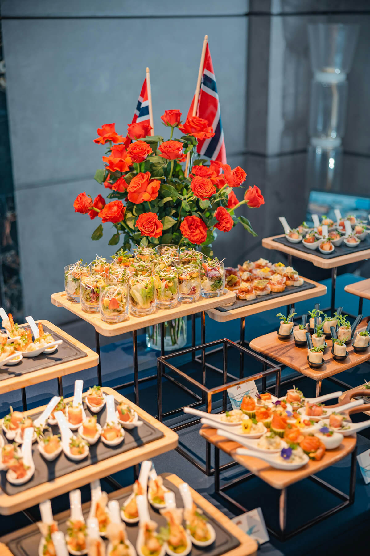 Kochsyndikat-Fingerfood-Buffet, fertig angerichtet mit Blumendeko